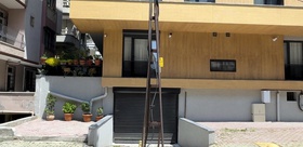 Binayı inşa ettiler, elektrik direğini hesaba katmadılar Şimdi ise araçları sokağa park ediyorlar