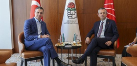 Özgür Özel’in YENİ Partisi Sosyalist Enternasyonal’e kabul edildi, CHP’nin üyeliği askıya alındı