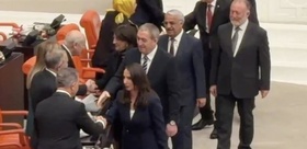 Genel Kurul’da dikkat çeken anlar DEM Partili vekiller tokalaşmak için sıraya girdi