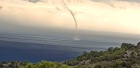 Mavikent açıklarında beliren hortum kıyıya vurdu, Kumluca’da iki sera hasar gördü