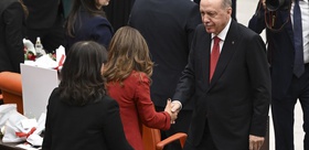 Erdoğan konuşmasını bitirdi, DEM Parti sıralarına yöneldi Vekillerle tek tek tokalaştı
