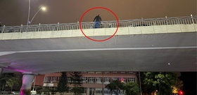 İntihar etmek için köprüye çıktı Polis 1 saat boyunca ikna etmeye çalıştı