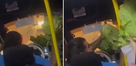Kırmızı ışıkta bekleyen dolmuş şoförü, fiyatını uygun bulunca yolculara marul ısmarladı