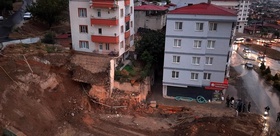 Dulkadiroğlu’nda inşaat kazısı yanındaki binaları tehdit ediyor: 2 bina tahliye edildi