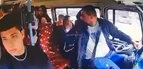 Yüreğir’de minibüs dolmuşa çarptı: Şoför o sırada yolcularla konuşuyordu