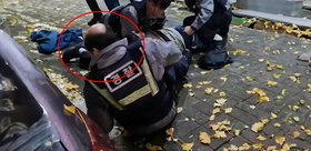 Şüpheliyle boğuşurken peruğu uçtu Yardımına vatandaş koştu