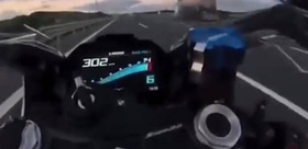 Motosikletle 302 kilometre hıza çıkıp tek teker yapan sürücünün ehliyeti daimi iptal edildi