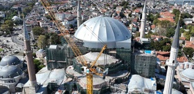 Ayasofya’da kubbe restorasyonu: Geçici çatı gri örtüyle kaplandı, minarede çalışma bitti