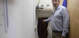 Antakya’da kuyumcuyu hedef alan hırsızlar terzi dükkanının duvarını deldi, çelik kasada takıldı