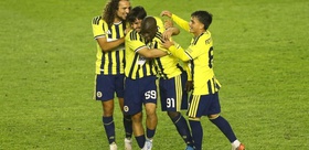 Fenerbahçe, 10 kişi kaldığı maçta 2 golle kazandı