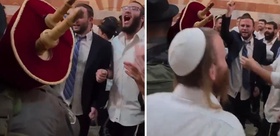 Fanatik Yahudilerden küstah provokasyon Camiyi basıp dans ettiler
