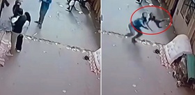 Pencereden düşen çocuğu son anda yakaladı