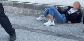 Caddeyi birbirine kattı, yetmedi polise saldırdı