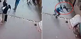 Balkondan düşen çocuğu havada yakaladı