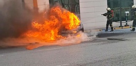 Şarjda bırakılan elektrikli araç alev topuna döndü Bu şekilde söndürülebildi