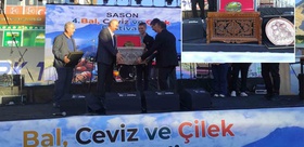 1 kilosuna servet ödedi Sason balı açık artırmada 400 bin TL’ye satıldı