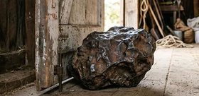 30 yıl boyunca ahır kapısını tutsun diye kullandığı taş 4,5 milyar yıllık meteor çıktı Değeri 75 bin dolar