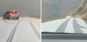 Malatya’da dolu yağışı yolları beyaza bürüdü