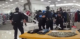 AVM’de tavandan gelen sesler çalışanları da polisi de alarma geçirdi