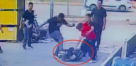 Sokak ortasında vahşet 2 çocuk yaşıtlarını tekme tokat dövüp yerlerde sürükledi