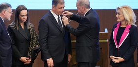 AK Parti’ye geçen Cemil Tugay 5 günlük izne çıktı