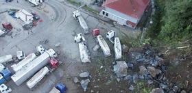 Hopa’da tır parkında heyelan Aracını kurtarmaya çalışan kişi feci şekilde can verdi