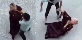 Sokak ortasında kadına dehşeti yaşattı Boğazını sıkıp yerde böyle sürükledi