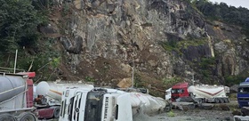 Artvin’de heyelan: Kaya kütleleri tır parkını vurdu, 1 kişi hayatını kaybetti