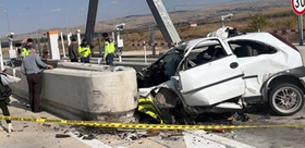 Aksaray’da feci kaza Beton bariyere çarpan sürücü hayatını kaybetti