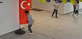 Küçük öğrencinin Türk bayrağına yaptığı hareket yürekleri ısıttı
