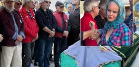Usta ismin cenazesinde dekolte krizi Başını örttü ama kıyafetine eleştiri yağdı