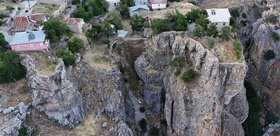 Bu evi gören bir daha bakıyor: Farklı kayalardaki ev ve bahçesine köprü ile ulaşım sağlanıyor