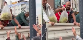 Manisa’da üzüm protestosu: 1 tır dolusu üzüm halka dağıtıldı