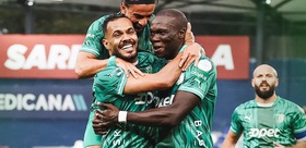 Bu adam 34 yaşında Aboubakar şov yapmaya devam ediyor