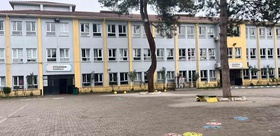Pamukova’da okul bahçesinde arbede: Öğrenci yakınları hizmetliyi darp etti, bıçak çekildi