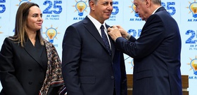 TRT ekranlarından duyurdu AK Parti rozeti takan Cemil Tugay’dan İzmirlilere müjde