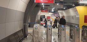 Yenibosna Metro’da tavandan yoğun su aktı, yolcular şaşkınlıkla izledi
