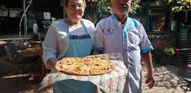 İsveç’ten Çorum’a dönen emekli çiftin köylerine açtığı pizzacı rağbet görüyor