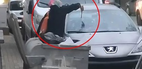 Tartıştığı kocasının otomobiline çekiçle zarar verdi