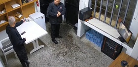 Ayazağa selinde kayıp Ahmet Derin, sel sularında araca tutunurken görüntülendi