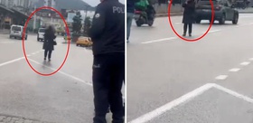 Eşi çocuklarını göstermeyince bıçağı kendi boğazına dayadı O anlar kamerada