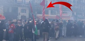 Fransa’daki protestolarda TİP bayrağı sürprizi