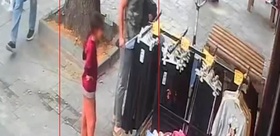 Mağazaya kız çocuğuyla girip askılı kıyafetleri koluna dizdi, ödemeden çıktı