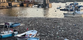 Zonguldak’ta sağanak sonrası derelerden sürüklenen çöpler limanda birikti