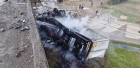 Anadolu Otoyolu’nda TIR otomobile çarpıp köprüden aşağı düştü, alev alan araçtan şoför atlayarak kurtuldu