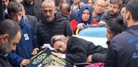 Ambulansla getirilen anne, 5 yaşındaki kızının tabutu başında gözyaşlarına boğuldu