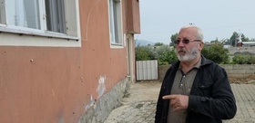 Depremden sonra gelen istila Evleri ve bahçeleri sardı, ilaç da çare oluyor