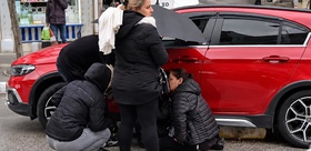 Bandırma’da otomobilin çarptığı anne ve kızı ıslanmasın diye vatandaşlar şemsiye tuttu