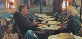 Paris alev alev, onlar keyifte Çatışmaların ortasında içkilerini yudumladılar