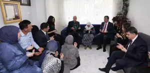 Cumhurbaşkanı Erdoğan, 15 Temmuz'da 3 yakını şehit olan Muzaffer Gülşen'i evinde ziyaret etti